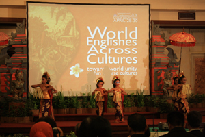 rental projector di surabaya berikut giant screen 